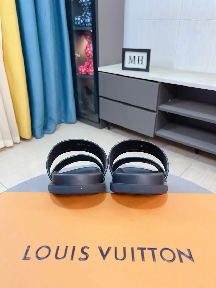 Ex-factory price 320🌹🌹 (lv-Louis Vuitton) new men's sandals, high-end boutique, exquisite embossed logo decoration on the upper, fine workmanship, super soft soles, casual, loose and comfortable, a must-have in summer! \nsize：38-44